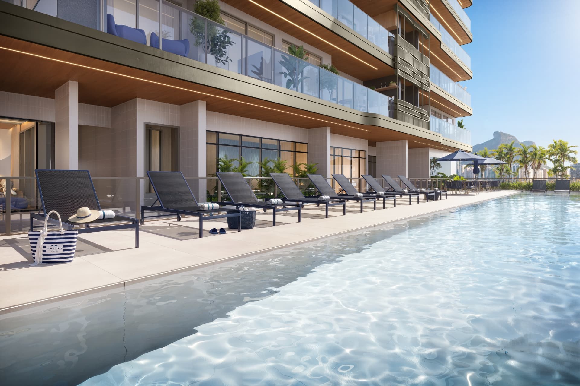 Piscina adulta com deck molhado — Marino by Breton